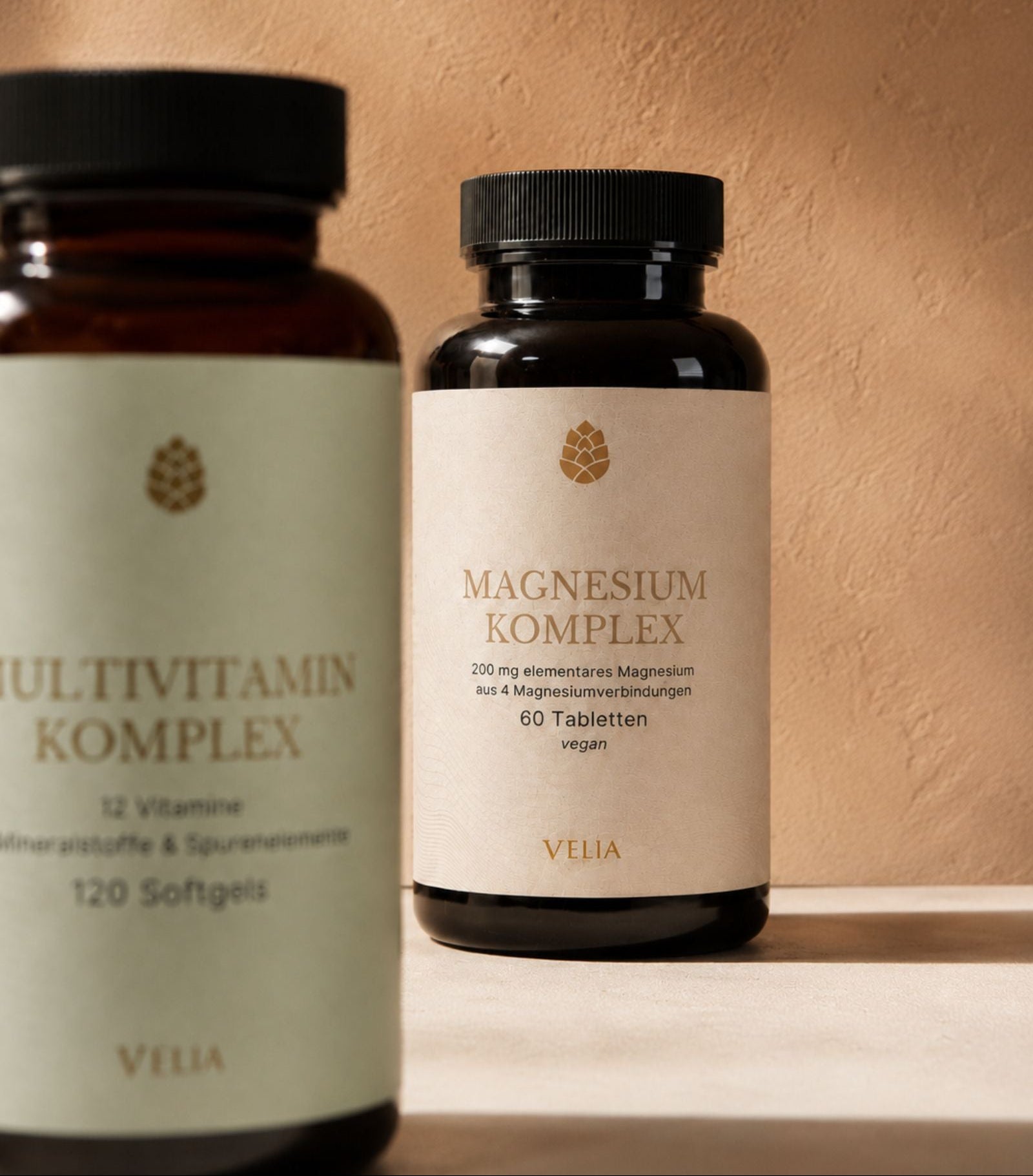 VELIA Magnesium Komplex und Multivitamin Komplex in einer warmen Premium-Produktinszenierung für die Basisversorgung im Alltag